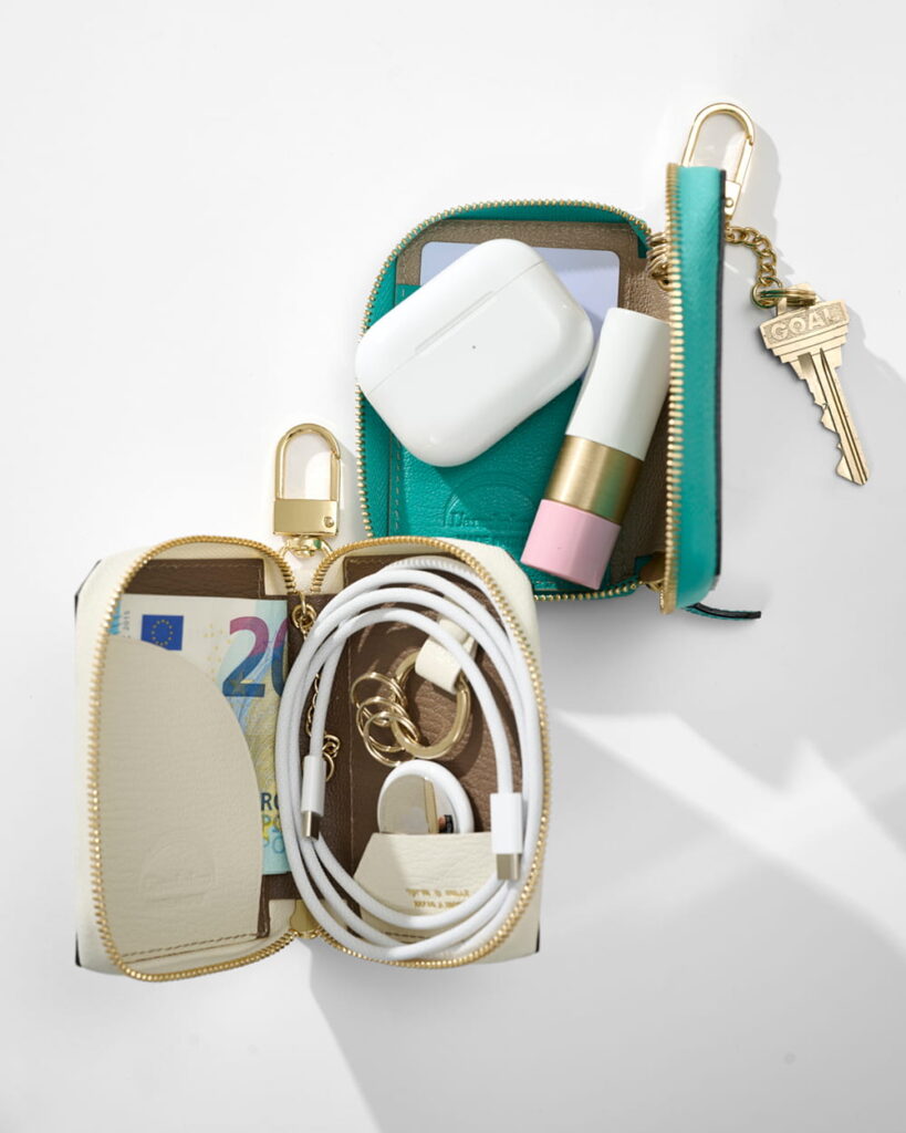 日常の鍵とカード、ひとつにまとめる安心感。スマートWキーケース