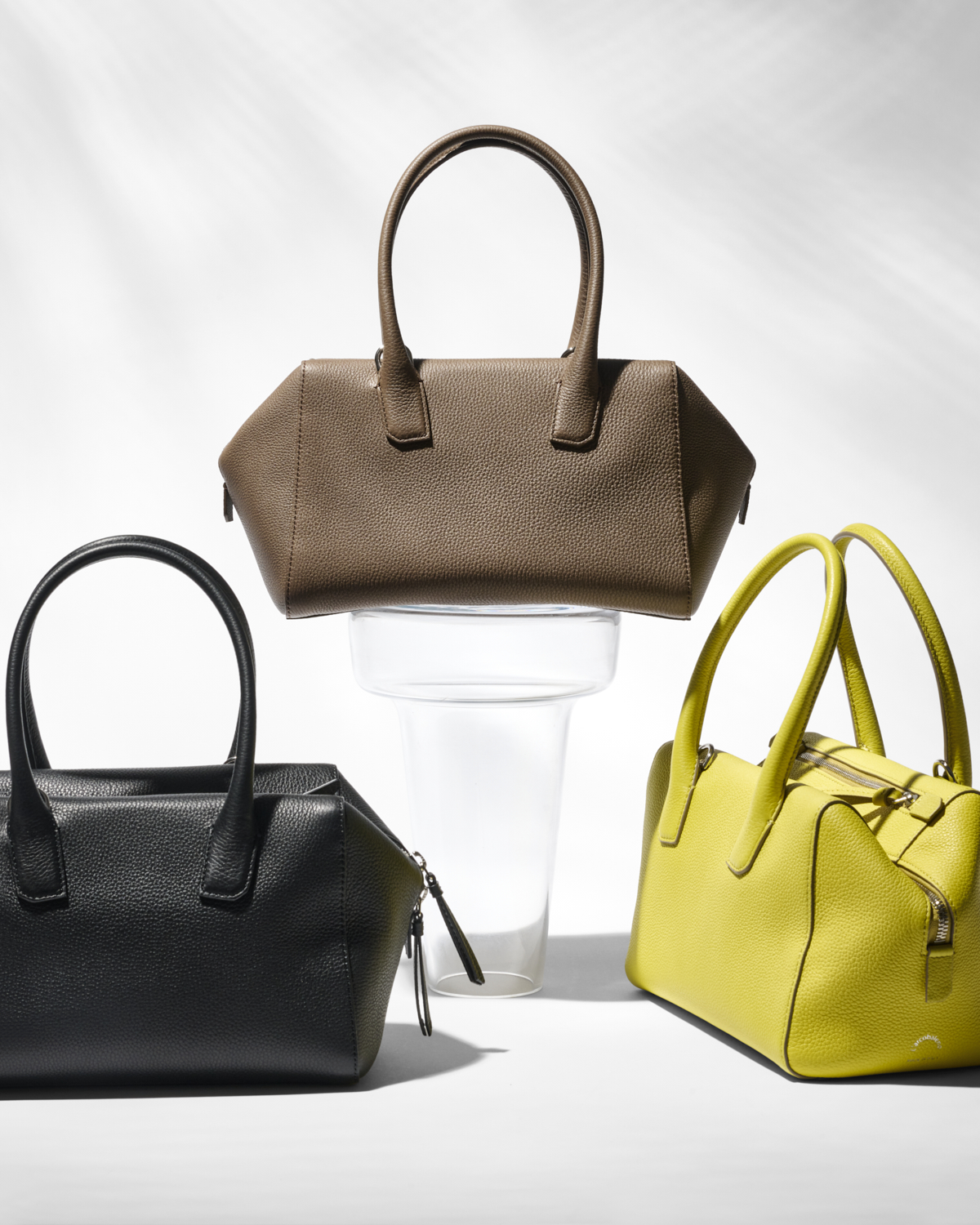 イメージ（スマホ・タブレット用）：波の満ち引きのように、形を変えるバッグ。-ONDA BAG COLLECTION